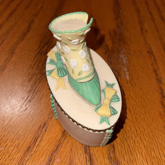 Vintage Willow Hall Victorian shoe trinket box - Picture 5 of 7